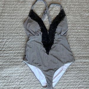 EUC CUPSHE plunge neckline striped one piece swimsuit